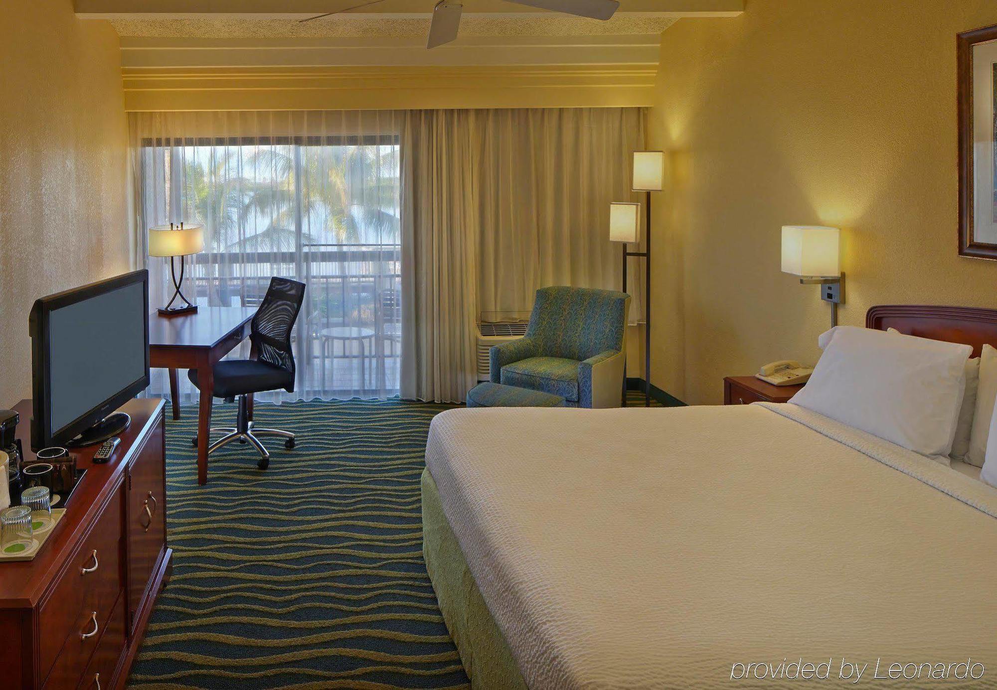 Отель Courtyard By Marriott Key West Waterfront Экстерьер фото